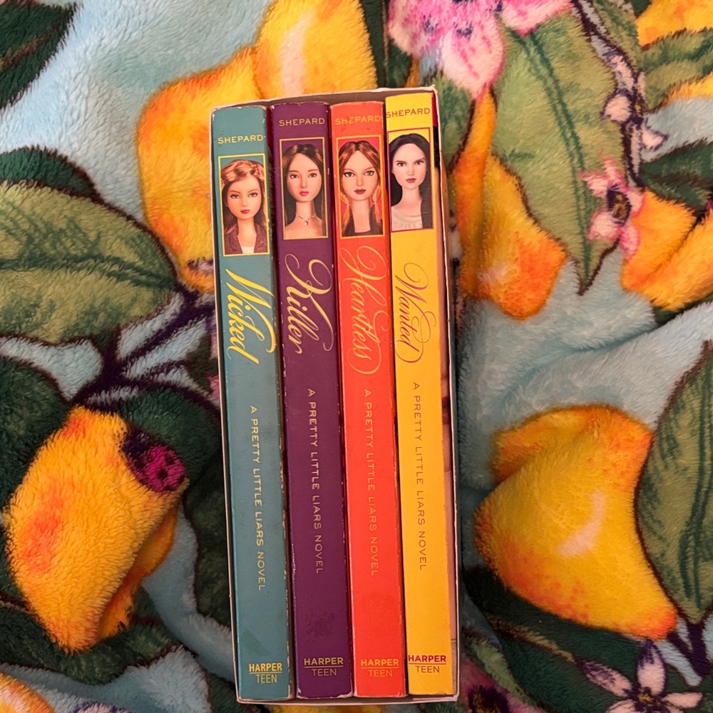 Harper Pretty Little Liars Book Set - Yellow, Purple, Orange, Red